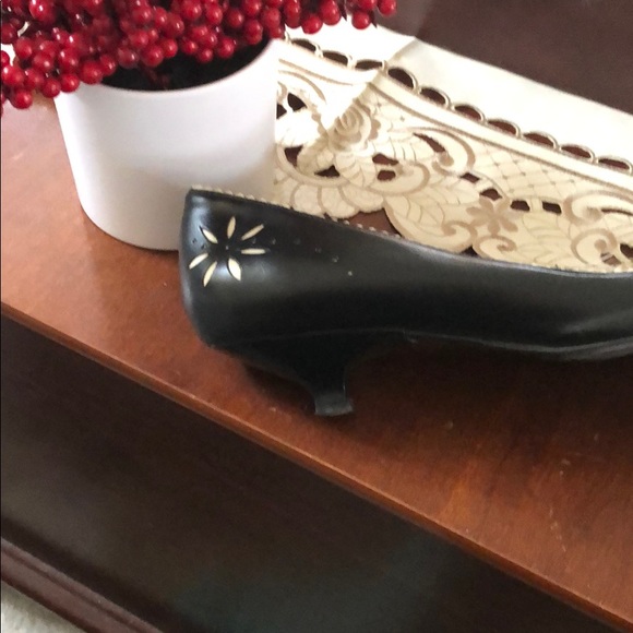 Bcbg barely worn kitten heels size 9 - Picture 3 of 3